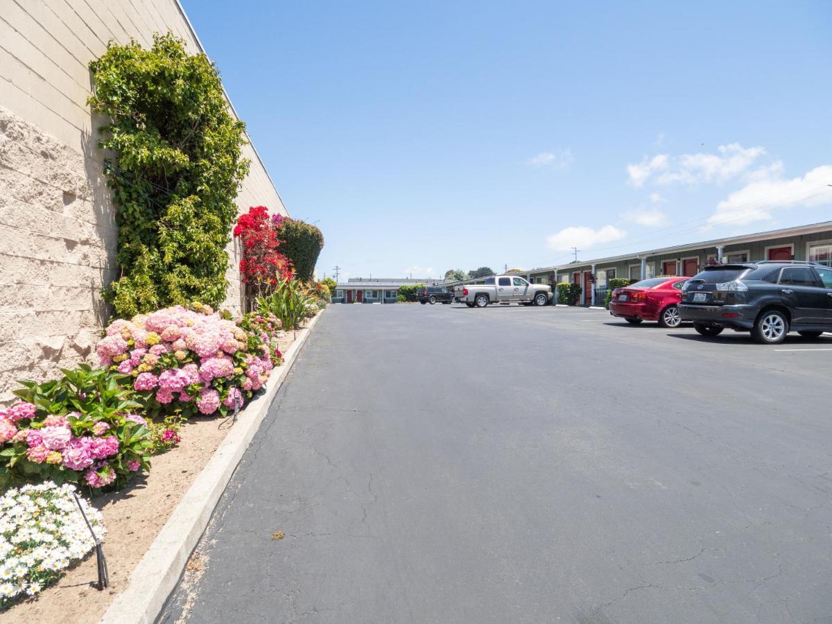 Discovery Inn Monterey Bay Seaside Exterior photo